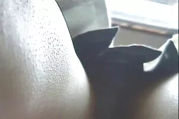 Người phụ nữ đã xoa bóp cho anh chàng phim sex gay cổ trang và đóng yên cho anh ta.