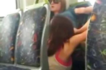 Vận động viên thể dục cổ trang sex đầu tiên nhảy lên quả bóng, sau đó là dương vật.