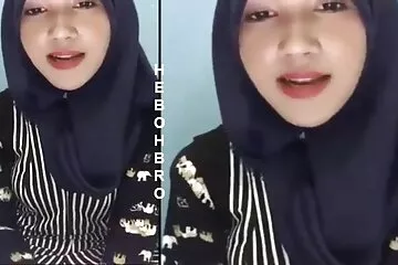 Con gà trước webcam thọc ngón tay pim xec co trang và đồ chơi vào hậu môn.