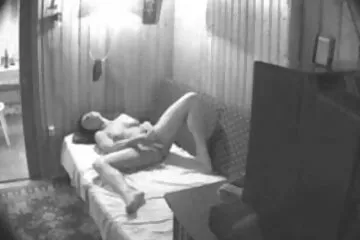 Sừng tóc vàng rên rỉ lớn tiếng từ gà phim heo cổ trang đen trong âm hộ.