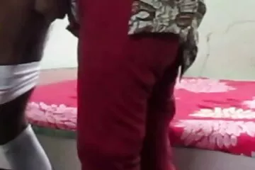 Người đẹp tóc nâu lừa dối chồng với phim sex cổ trang hay một người đàn ông da đen.