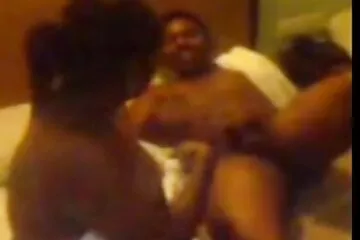 Busty hưu cho một co trang thu dam sinh viên thổi kèn.