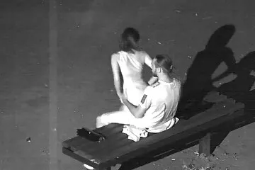 Một cô gái tóc nâu với núm vú nhô ra thổi kèn ở nhiều tư thế khác nhau. phim se co trang