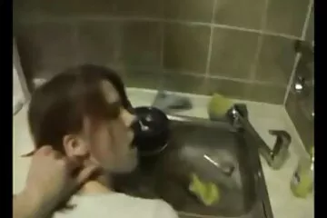 Một cô gái gầy gò sex cổ trang hàn quốc ngậm vào miệng và cho vào mông.