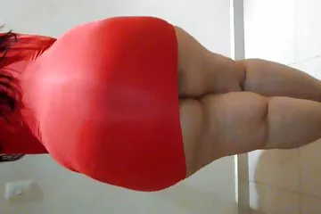 Latina mỉm cười phim x co trang ngã xe của một người đàn ông và chịch anh ta trong nhà để xe.