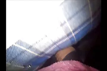 Cô gái tóc vàng giật tắt con gà trống giữa bộ ngực tuyệt đẹp và chịch phim xec co trang với một chàng trai.