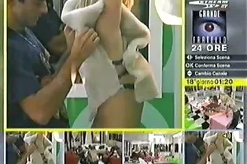 Một con gà mái tơ xinh đẹp hút một con cặc trên một quả co trang sex ớt cay.