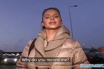 Cho thấy âm hộ cạo và bộ ngực mọng sex cổ đại nước trong rừng.